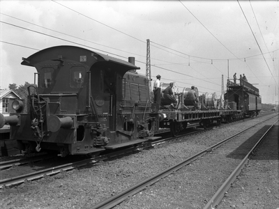 166407 Afbeelding van locomotor nr. 204 (serie 200/300) van de N.S. met enkele kabelhaspelwagens en een montagewagen ...